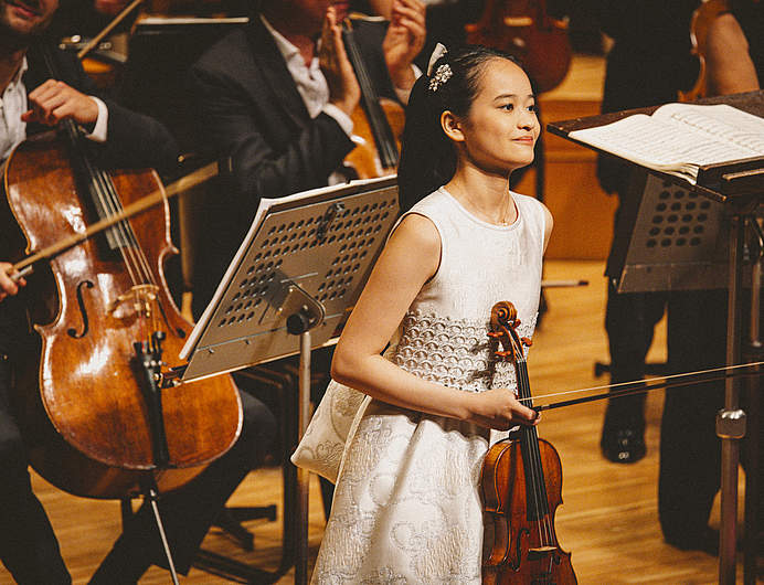 The Orchestre de la Suisse Romande on tour at the Suntory Hall in Tokyo with violinist HIMARI and conductor Jonathan Nott