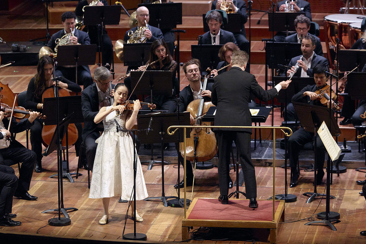 © Dougados Magali La violoniste japonaise HIMARI en train de jouer le Concerto pour violon de Max Bruch avec le chef d'orchestre Jonathan Nott pour un concert classique au Victoria Hall de Genève avec l'Orchestre de la Suisse Romande