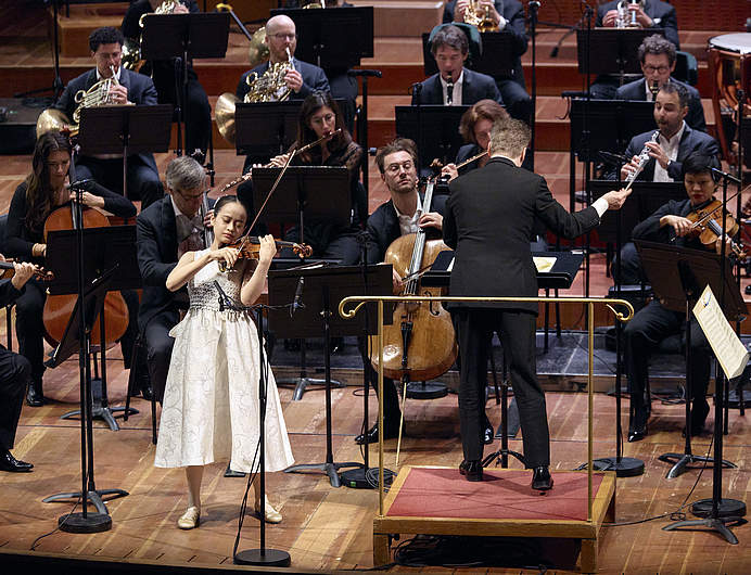 La violoniste japonaise HIMARI en train de jouer le Concerto pour violon de Max Bruch avec le chef d'orchestre Jonathan Nott pour un concert classique au Victoria Hall de Genève avec l'Orchestre de la Suisse Romande