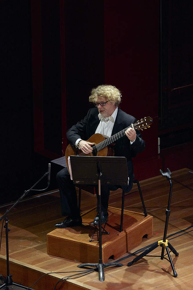 © Dougados Magali Alessio Nebiolo jouant à la guitare l'oeuvre de György Kurtág, Grabstein für Stephan, joué par l'Orchestre de la Suisse Romande