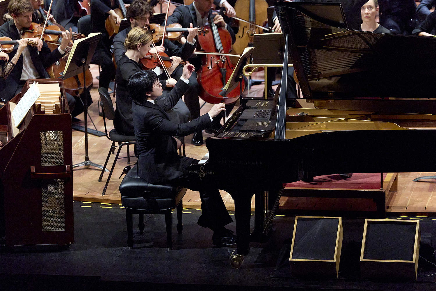 Le pianiste Kit Armstrong jouant la Turangalîla-Symphonie d’Olivier Messiaen lors d’un concert symphonique sous la direction du chef d’orchestre Bertrand de Billy avec l’ondiste Martenot Cécile Lartigau et l’Orchestre de la Suisse Romande au Victoria Hall de Genève.