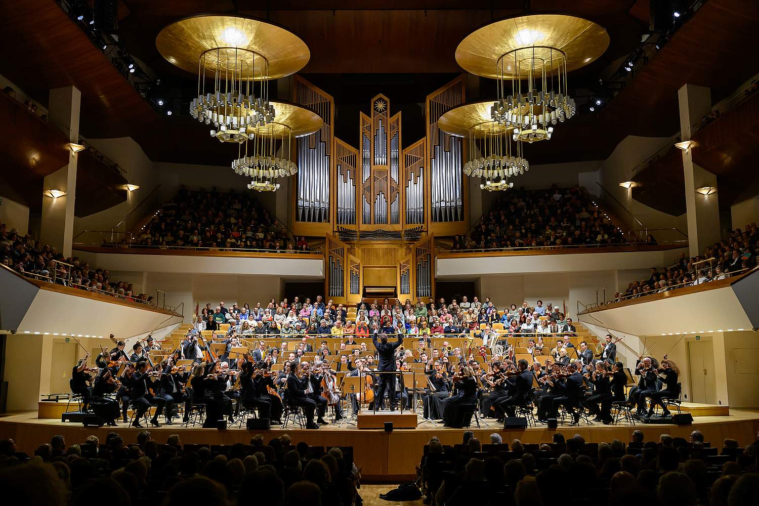 L'Orchestre de la Suisse Romande, le chef d'orchestre Jonathan Nott et la violoniste japonaise Midori dans l'Auditorio Nacional de Musica de Madrid jouent le Concerto pour violon en ré mineur de Sibelius lors de leur tournée en Espagne.