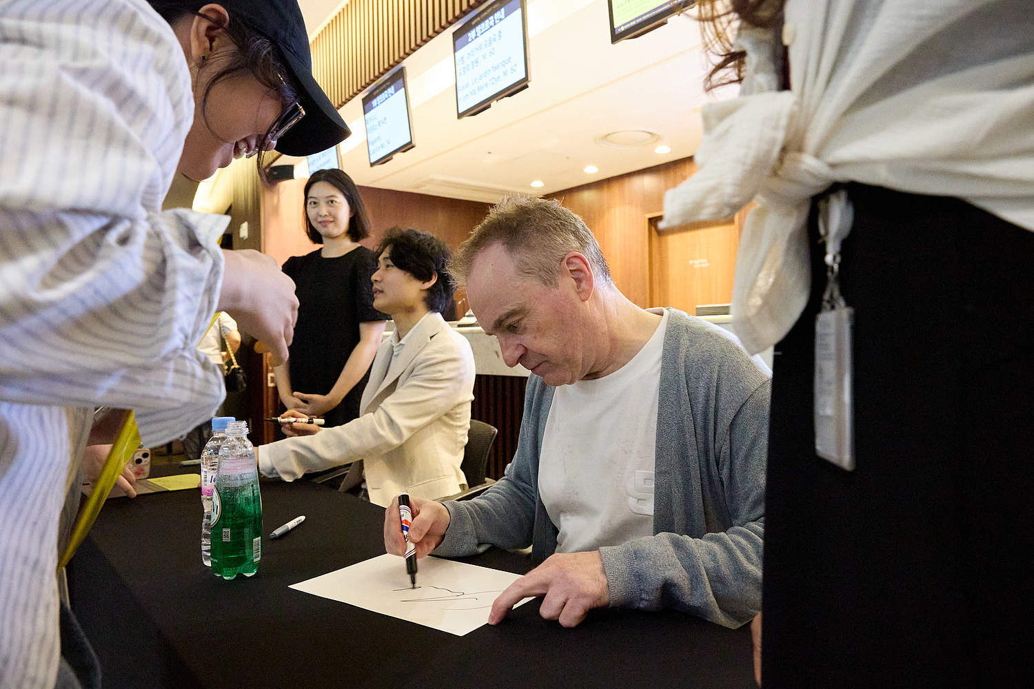 The Orchestre de la Suisse Romande on tour at the LOTTE Concert Hall in Seoul with violinist Inmo Yang and conductor Jonathan Nott