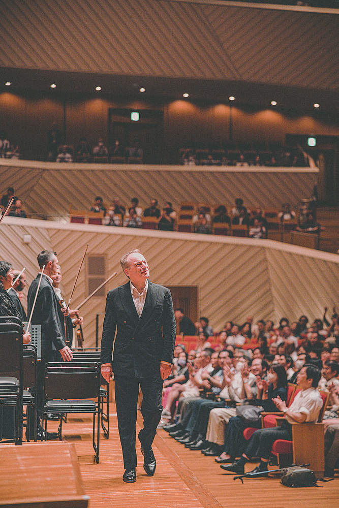 The Orchestre de la Suisse Romande on tour at the Muza Kawasaki Symphony Hall in Tokyo with cellist Michiaki Ueno and conductor Jonathan Nott