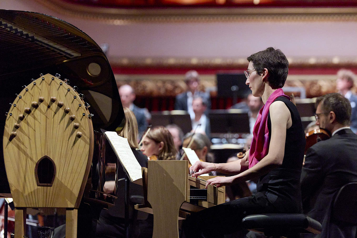 Ondiste Martenot Cécile Lartigau jouant la Turangalîla-Symphonie d’Olivier Messiaen lors d’un concert symphonique avec le chef d’orchestre Bertrand de Billy et le pianiste Kit Armstrong et l’Orchestre de la Suisse Romande au Victoria Hall de Genève