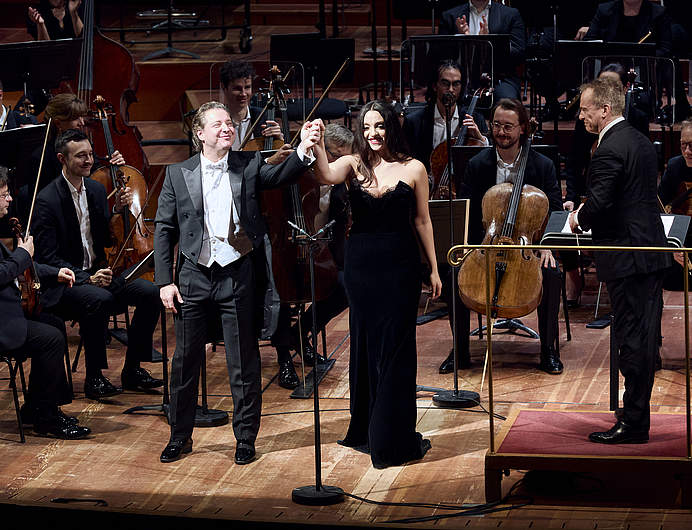 Salut de la soprano Juliana Grigoryan et le ténor Dmitry Korchak lors du concert de l'an des Amis de l'Orchestre de la Suisse Romande, avec le chef d'orchestre Jonathan Nott