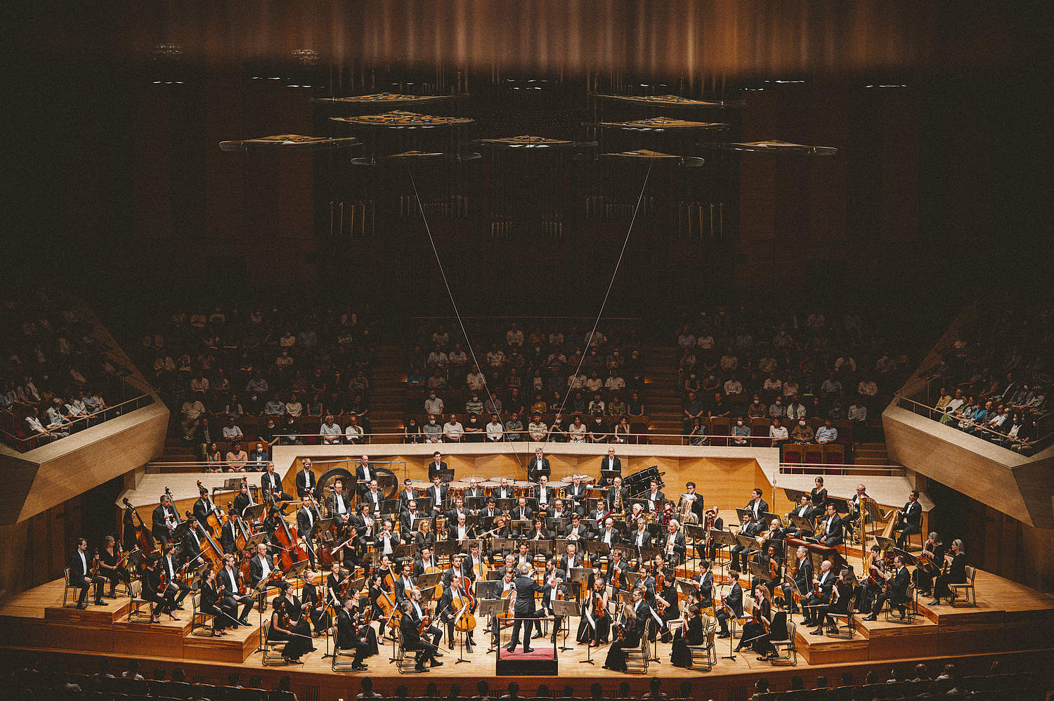 The Orchestre de la Suisse Romande on tour at the Suntory Hall in Tokyo with violinist HIMARI and conductor Jonathan Nott