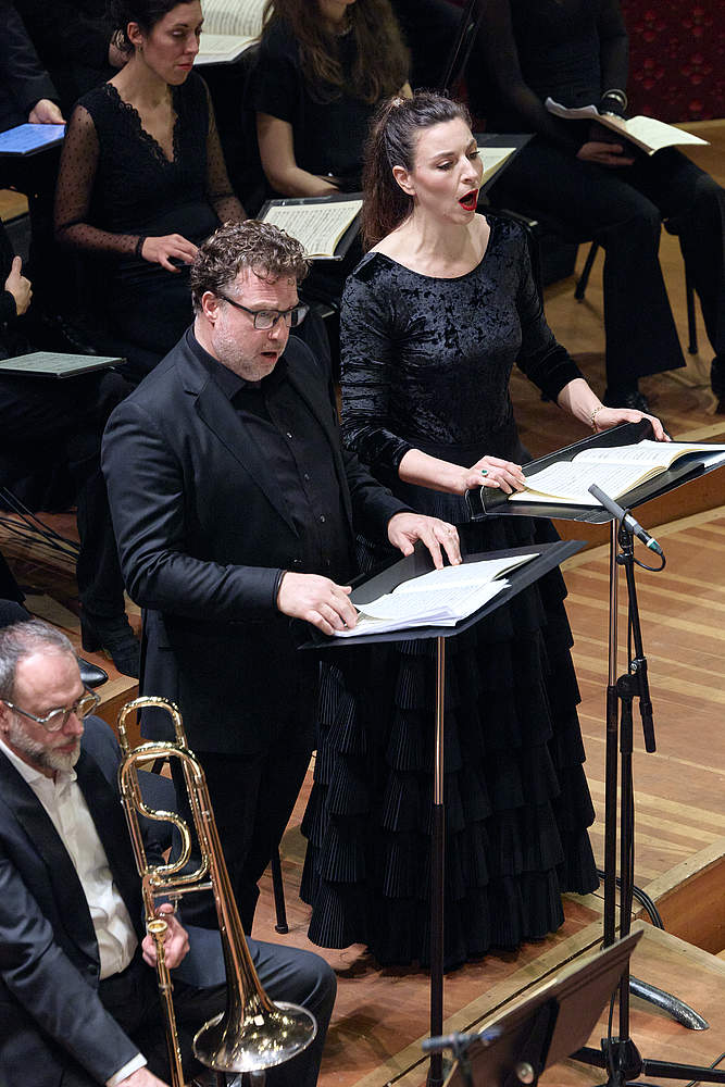 © Dougados Magali La mezzo-soprano Eve-Maud Hubeaux et le ténor Jeremy Ovenden avec le chef d'orchestre Jonathan Nott dirige le Requiem de Mozart pour un concert classique au Victoria Hall de Genève pour son dernier concert en tant que directeur musical et artistique de l'Orchestre de la Suisse Romande