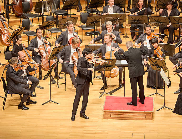 The Orchestre de la Suisse Romande on tour at the LOTTE Concert Hall in Seoul with violinist Inmo Yang and conductor Jonathan Nott