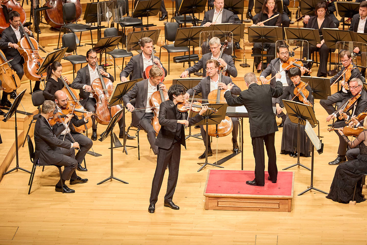 The Orchestre de la Suisse Romande on tour at the LOTTE Concert Hall in Seoul with violinist Inmo Yang and conductor Jonathan Nott