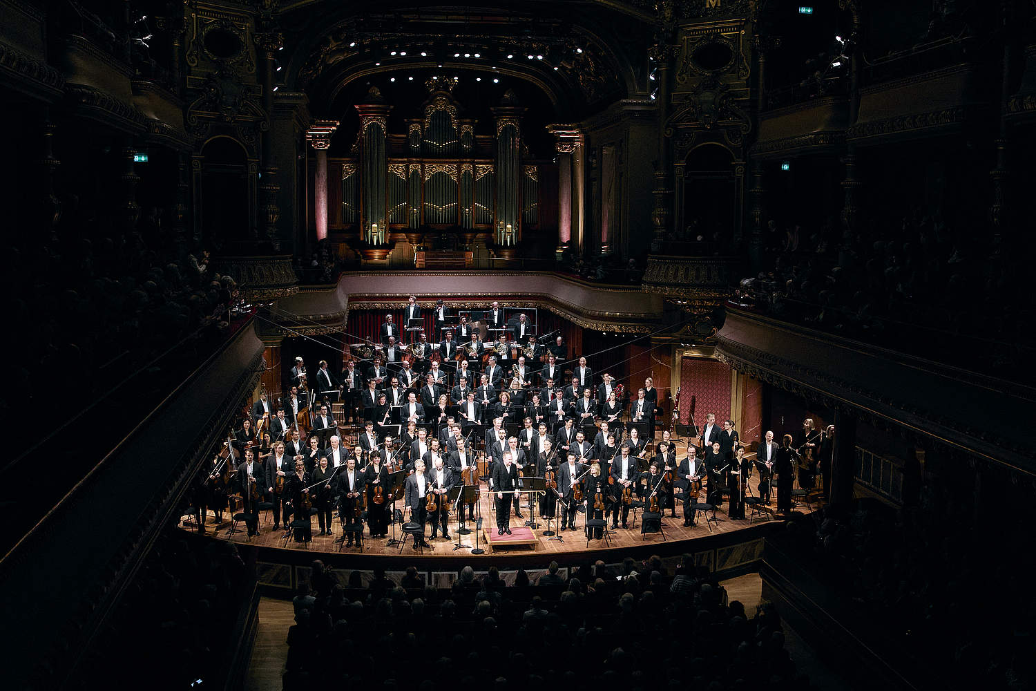 l'Orchestre de la Suisse Romande salue le public à la fin du Sacre du Printemps lors d'un concert au Victoria Hall en février 2025
