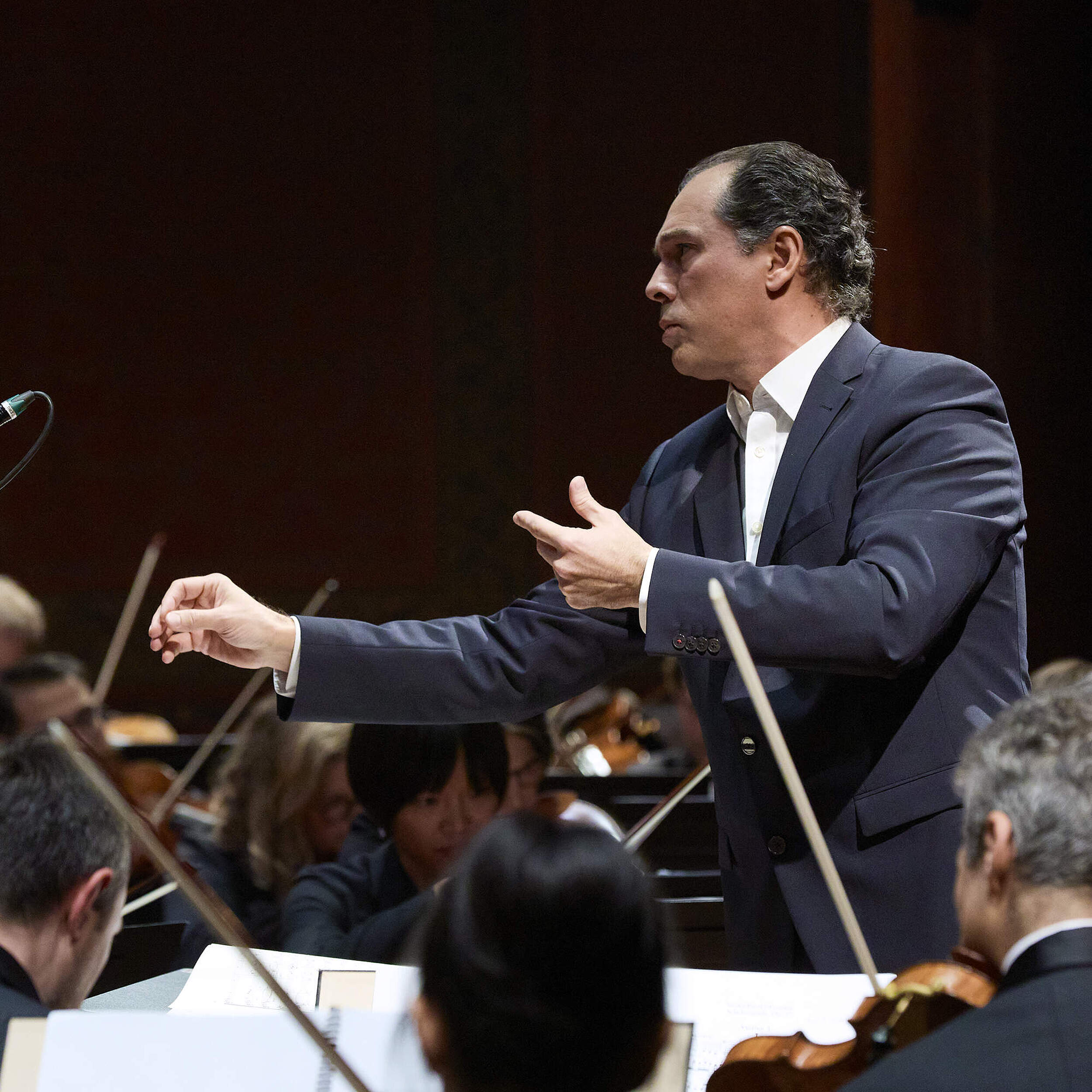 Le chef d'orchestre Tugan Sokhiev lors du concert d'ouverture de la saison 2024-25 de l'Orchestre de la Suisse Romande, au Victoria Hall de Genève