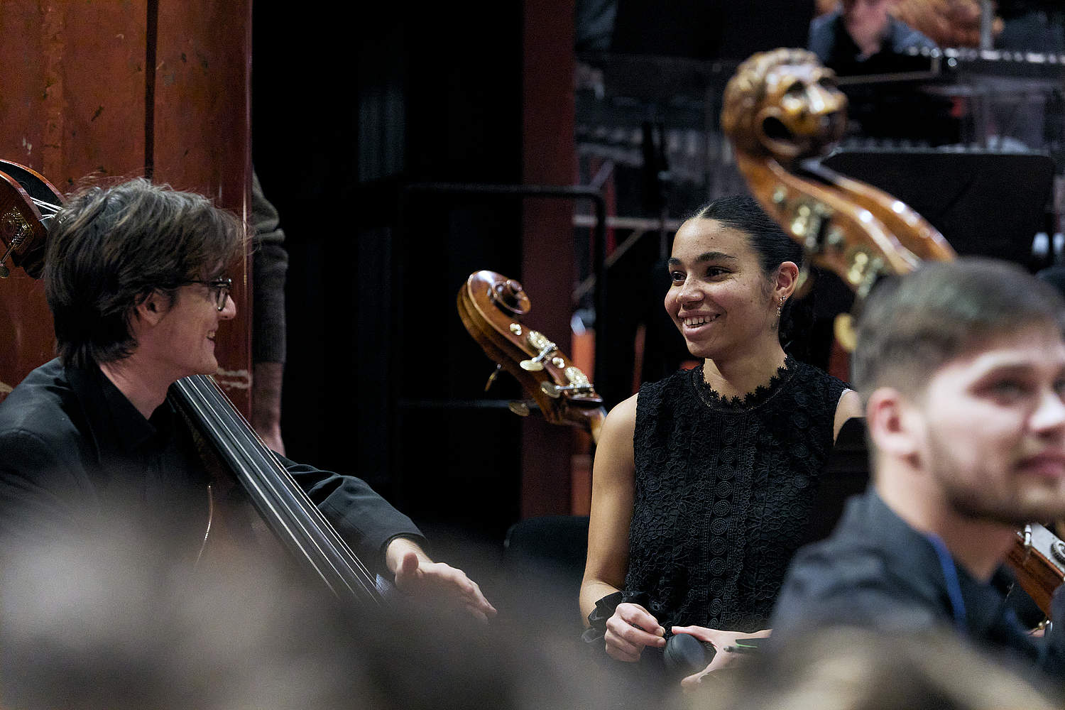Jeune musicienne de la Haute École de Musique de Genève, parlant avec un autre contrebassiste, lors du concert du 10 décembre avec l'Orchestre de la Suisse Romande et la cheffe Eva Ollikainen