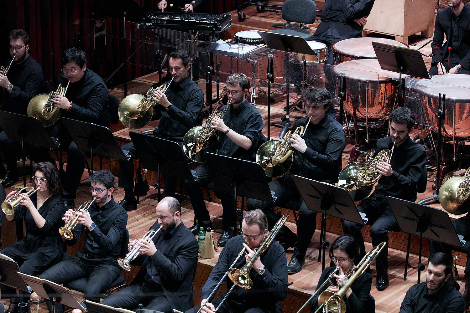 Pupitres des cors, des trompettes et des trombones jouant la Sixième symphonie de Mahler au Victoria Hall. Concert du 10 décembre 2024 avec l'Orchestre de la Suisse Romande et l'orchestre de la haute école de musique de genève, sous la direction d'Eva Ollikainen