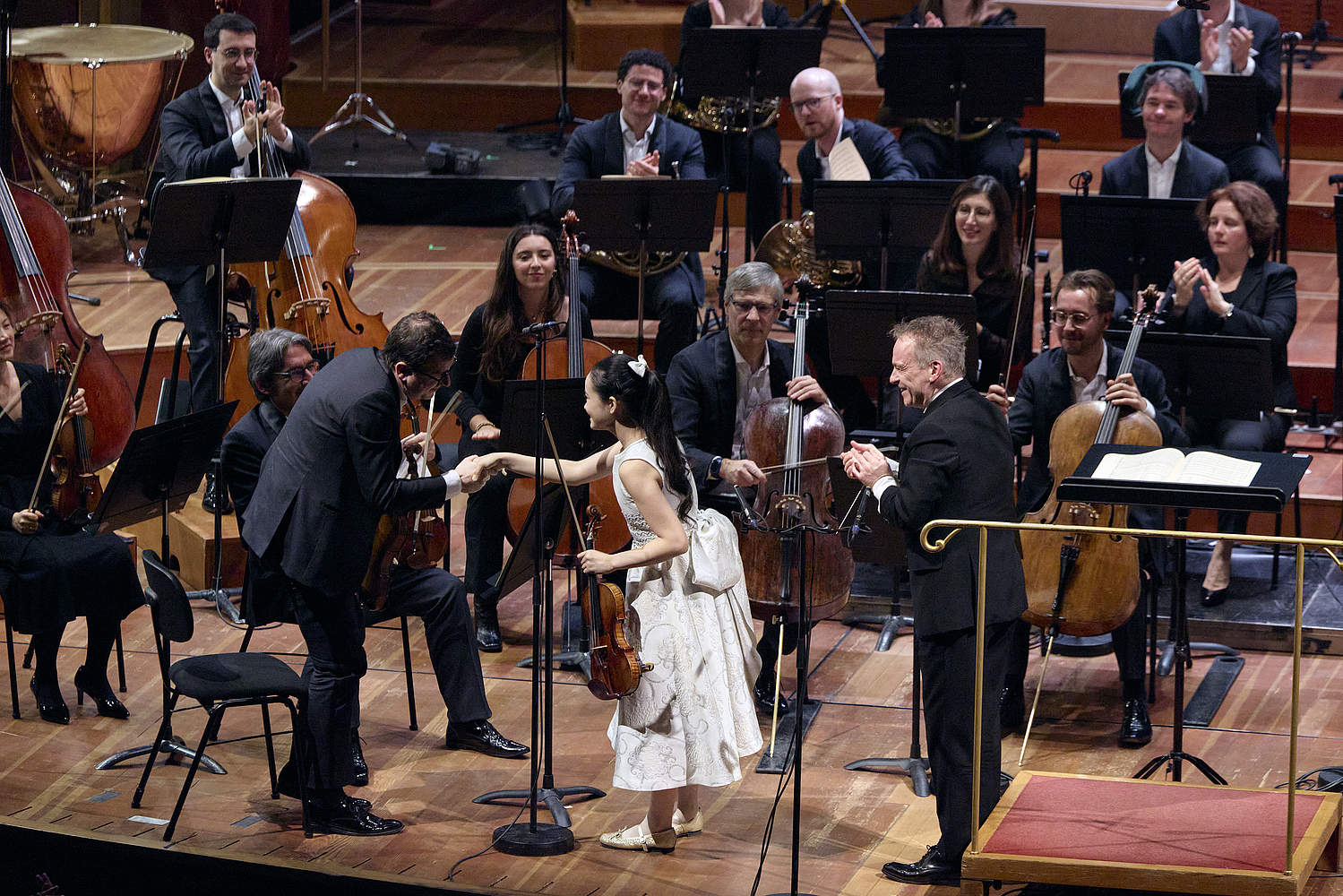 © Dougados Magali La violoniste japonaise HIMARI en train de jouer le Concerto pour violon de Max Bruch avec le chef d'orchestre Jonathan Nott pour un concert classique au Victoria Hall de Genève avec l'Orchestre de la Suisse Romande