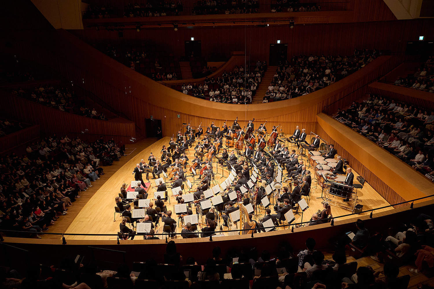 The Orchestre de la Suisse Romande on tour at the LOTTE Concert Hall in Seoul with violinist Inmo Yang and conductor Jonathan Nott