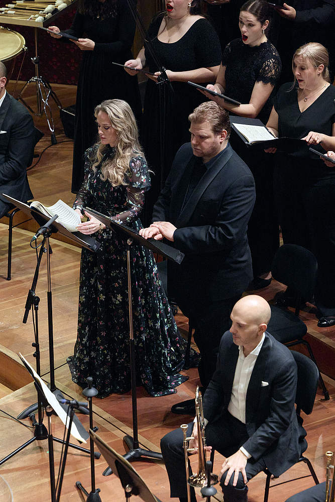© Dougados Magali La soprano Mari Eriksmoen et la basse Alexandros Stavrakakis avec le chef d'orchestre Jonathan Nott dirige le Requiem de Mozart pour un concert classique au Victoria Hall de Genève pour son dernier concert en tant que directeur musical et artistique de l'Orchestre de la Suisse Romande