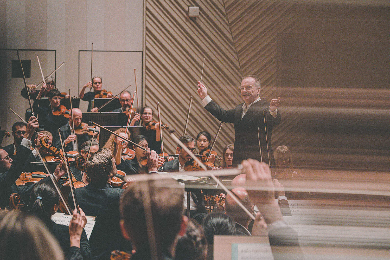 The Orchestre de la Suisse Romande on tour at the Muza Kawasaki Symphony Hall in Tokyo with cellist Michiaki Ueno and conductor Jonathan Nott