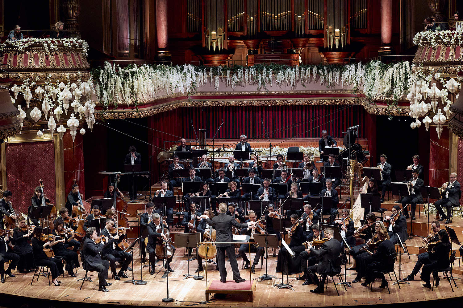 Vue de l'orchestre de loin au Victoria Hall de Genève, lors du concert de l'an des Amis de l'Orchestre de la Suisse Romande