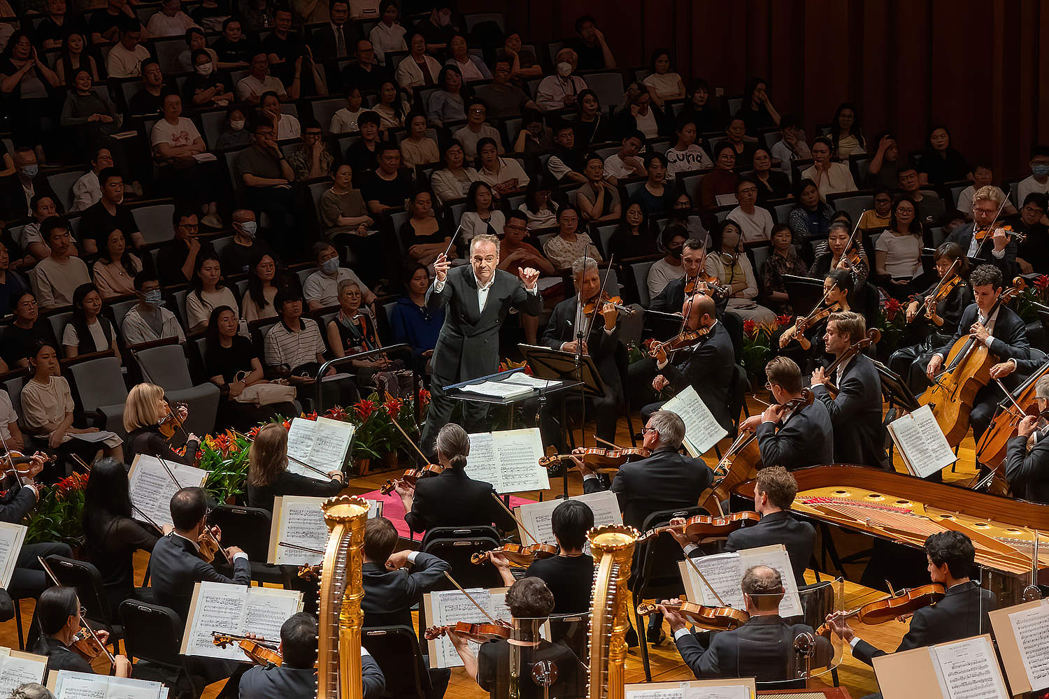 The Orchestre de la Suisse Romande on tour at the National Center for the Performing Arts in Beijing with pianist George Li and conductor Jonathan Nott