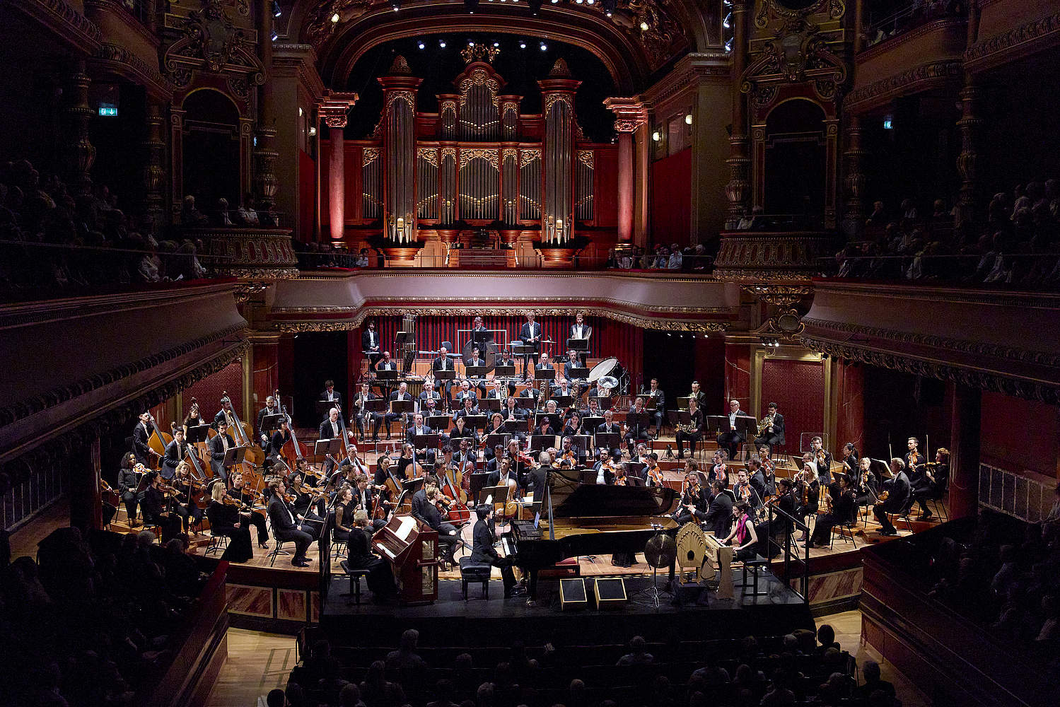 Concert symphonique de la Turangalîla-Symphonie d’Olivier Messiaen avec le chef d’orchestre Bertrand de Billy, le pianiste Kit Armstrong et l’ondiste Martenot Cécile Lartigau et l’Orchestre de la Suisse Romande au Victoria Hall de Genève.