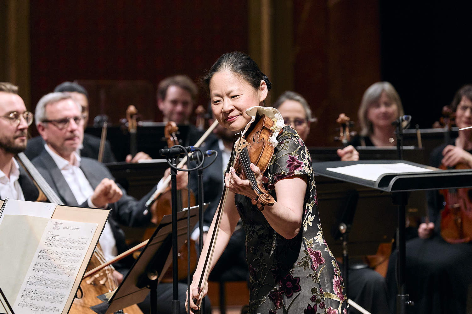 La violoniste japonaise Midori jouant le Concerto pour violon en ré mineur de Sibelius, lors d'un concert au Victoria Hall de Genève avec l'Orchestre de la Suisse Romande