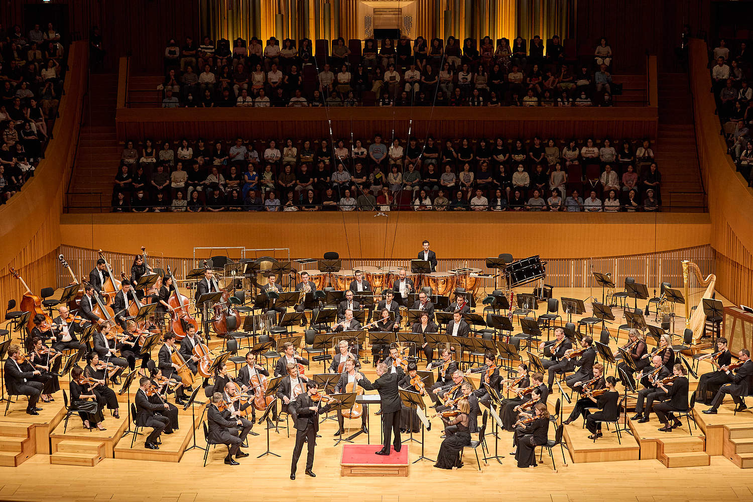 The Orchestre de la Suisse Romande on tour at the LOTTE Concert Hall in Seoul with violinist Inmo Yang and conductor Jonathan Nott