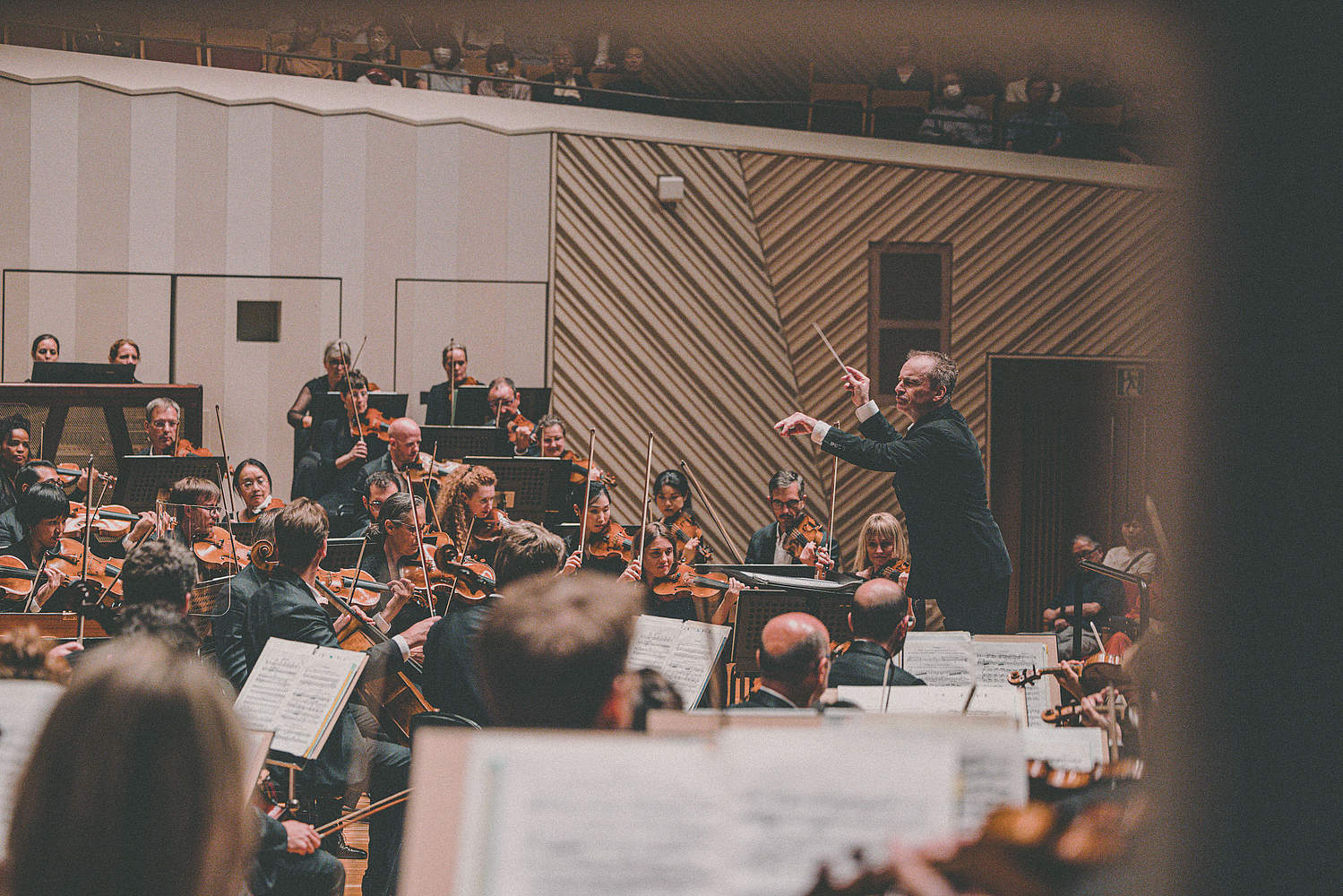 The Orchestre de la Suisse Romande on tour at the Muza Kawasaki Symphony Hall in Tokyo with cellist Michiaki Ueno and conductor Jonathan Nott