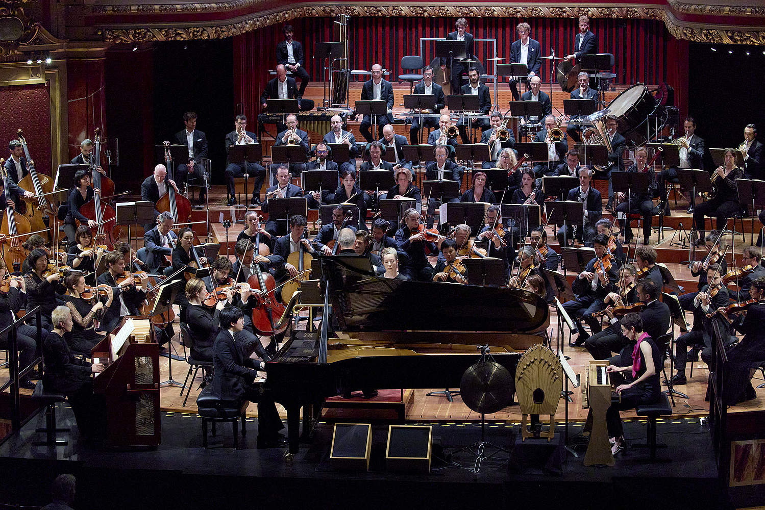 Concert symphonique de la Turangalîla-Symphonie d’Olivier Messiaen avec le chef d’orchestre Bertrand de Billy, le pianiste Kit Armstrong et l’ondiste Martenot Cécile Lartigau et l’Orchestre de la Suisse Romande au Victoria Hall de Genève.
