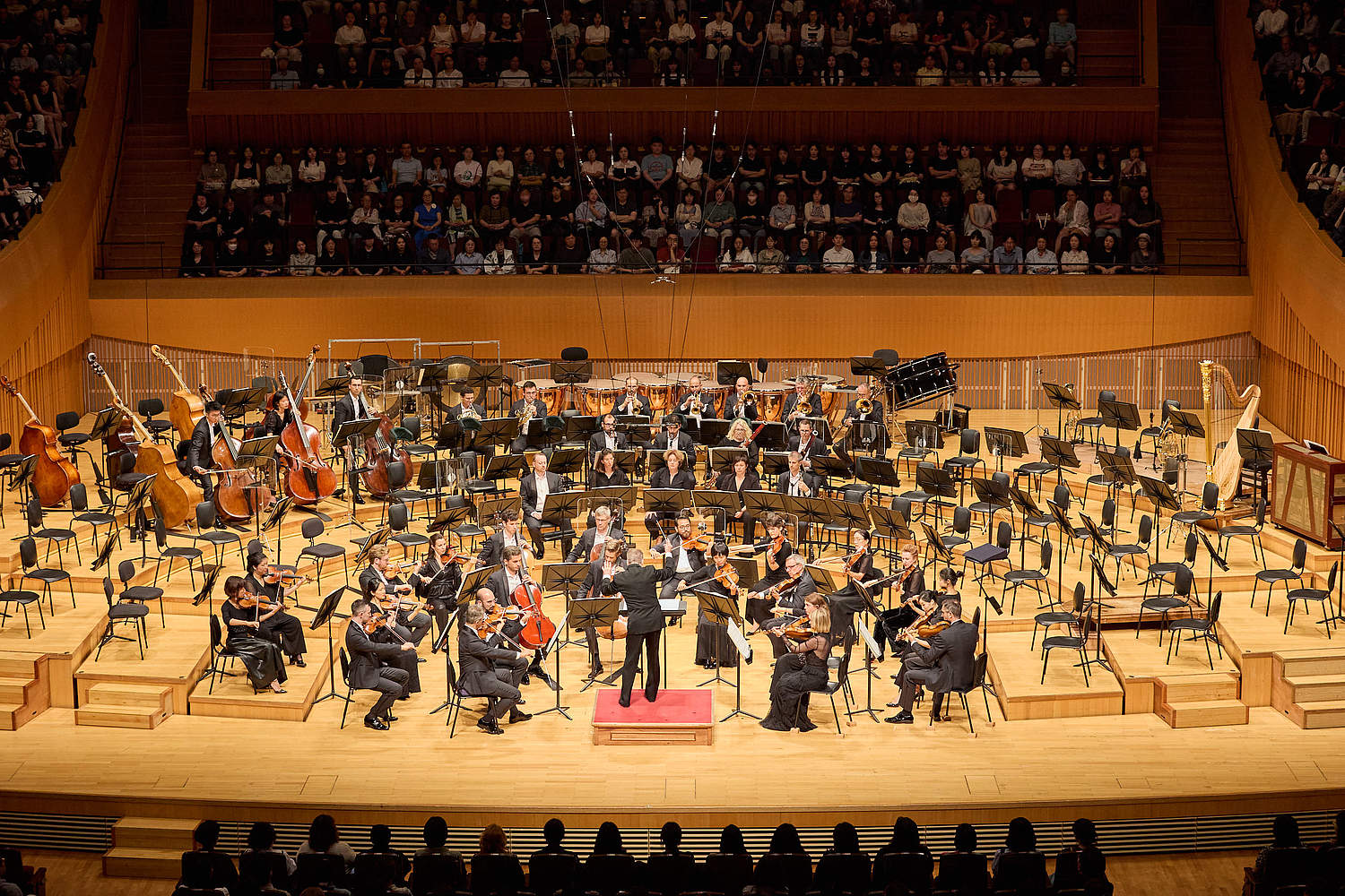 The Orchestre de la Suisse Romande on tour at the LOTTE Concert Hall in Seoul with violinist Inmo Yang and conductor Jonathan Nott