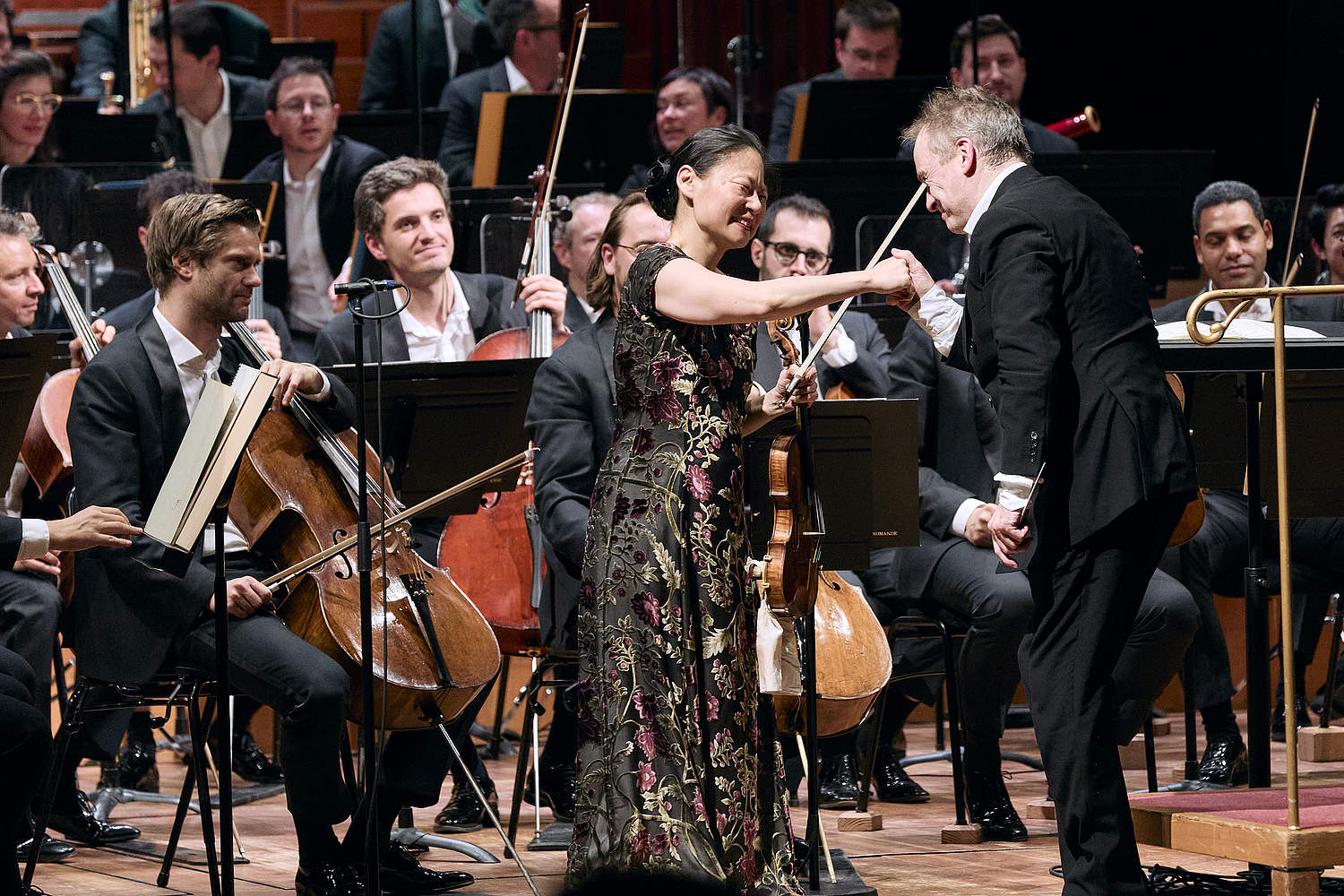 La violoniste japonaise Midori jouant le Concerto pour violon en ré mineur de Sibelius, lors d'un concert au Victoria Hall de Genève avec l'Orchestre de la Suisse Romande et le chef d'orchestre Jonathan Nott
