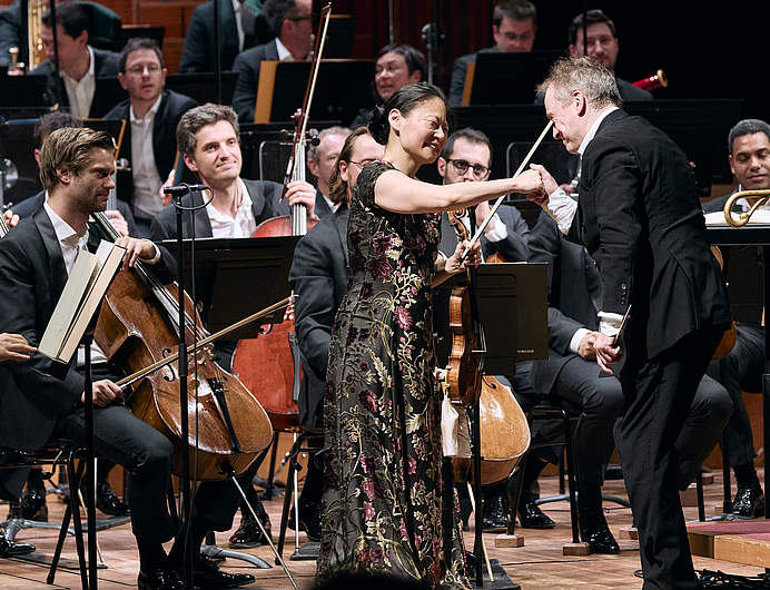 La violoniste japonaise Midori jouant le Concerto pour violon en ré mineur de Sibelius, lors d'un concert au Victoria Hall de Genève avec l'Orchestre de la Suisse Romande et le chef d'orchestre Jonathan Nott
