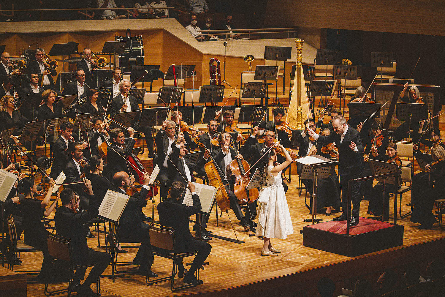 The Orchestre de la Suisse Romande on tour at the Suntory Hall in Tokyo with violinist HIMARI and conductor Jonathan Nott