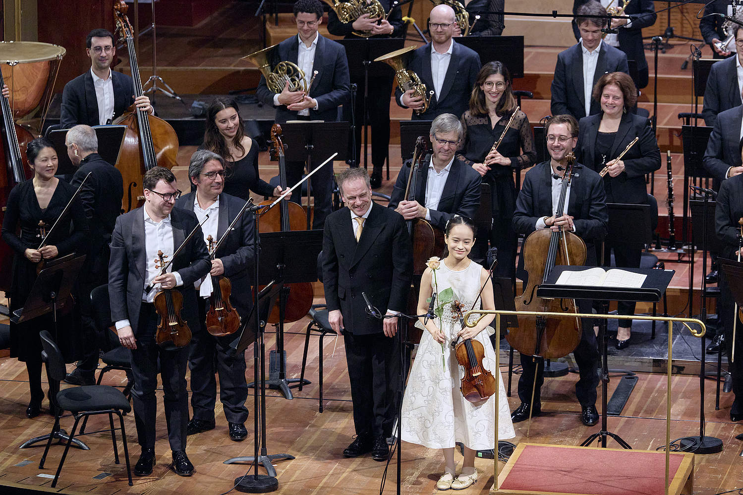 © Dougados Magali La violoniste japonaise HIMARI en train de jouer le Concerto pour violon de Max Bruch avec le chef d'orchestre Jonathan Nott pour un concert classique au Victoria Hall de Genève avec l'Orchestre de la Suisse Romande