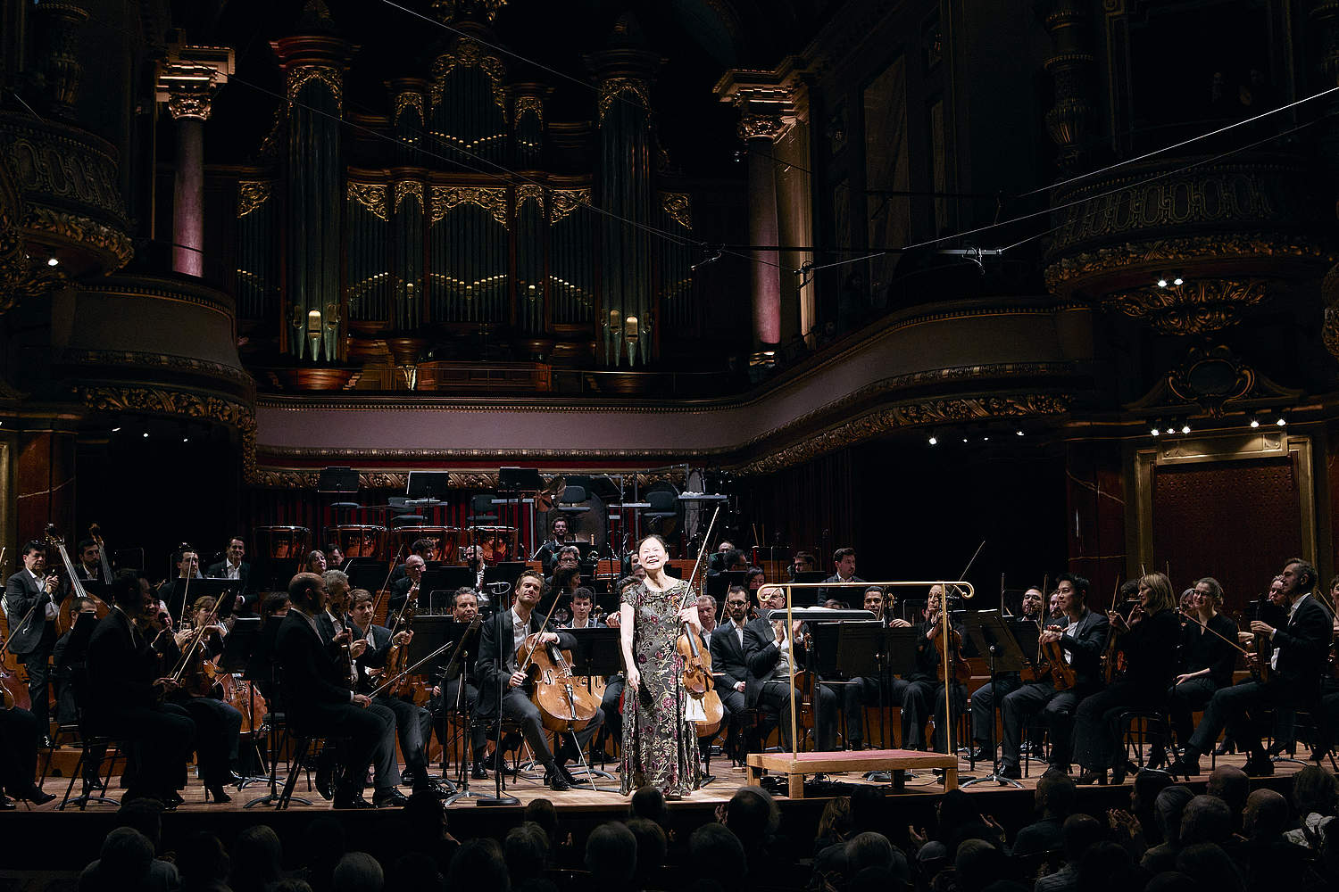 La violoniste japonaise Midori salue le public à la fin du Concerto pour violon en ré mineur de Sibelius, lors d'un concert au Victoria Hall de Genève avec l'Orchestre de la Suisse Romande et le chef d'orchestre Jonathan Nott