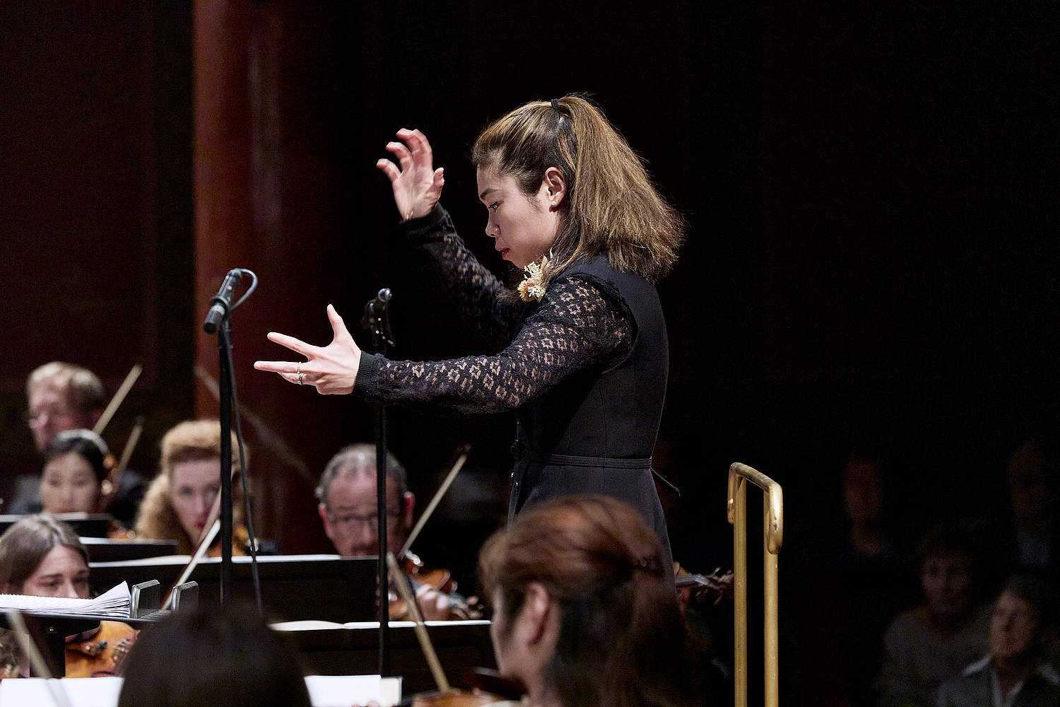 La cheffe Elim Chan en concert avec l'Orchestre de la Suisse Romande au Victoria Hall de GEnève interprétant des extraits du ballet de Prokofiev Roméo et Juliette