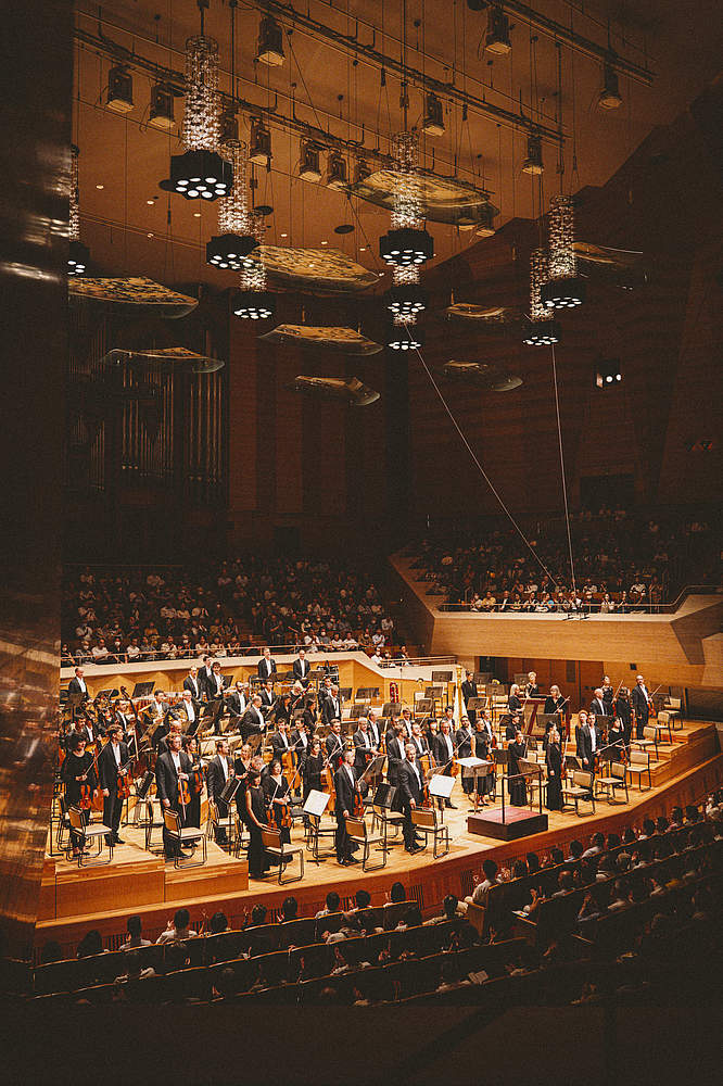 The Orchestre de la Suisse Romande on tour at the Suntory Hall in Tokyo with violinist HIMARI and conductor Jonathan Nott
