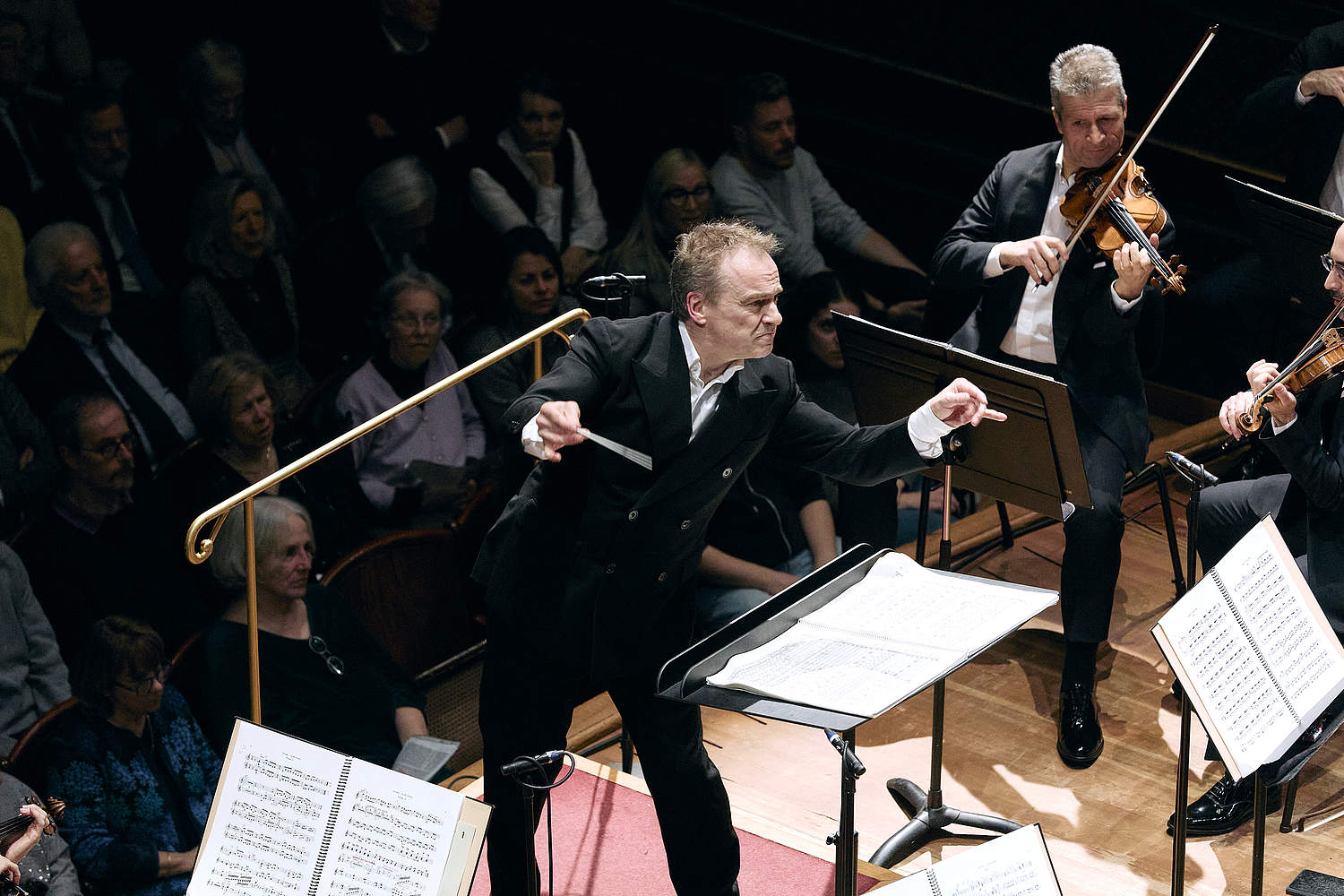 Le chef d'orchestre Jonathan Nott dirigeant l'Orchestre de la Suisse Romande lors du Sacre du Printemps de Stravinski lors d'un concert au Victoria Hall en février 2025