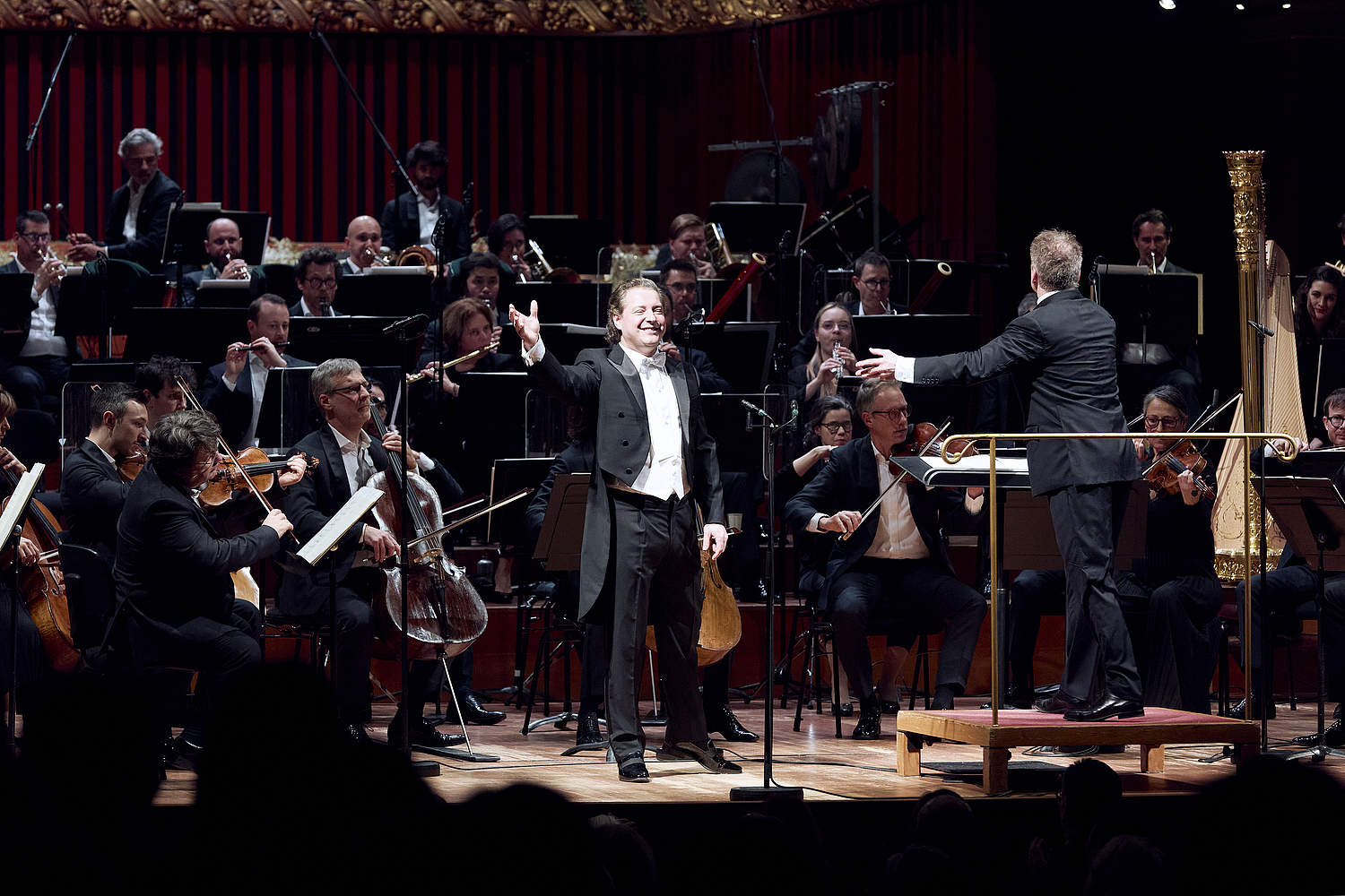 Le ténor Dmitry Korchak saluant le public lors du concert de l'an des Amis de l'Orchestre de la Suisse Romande