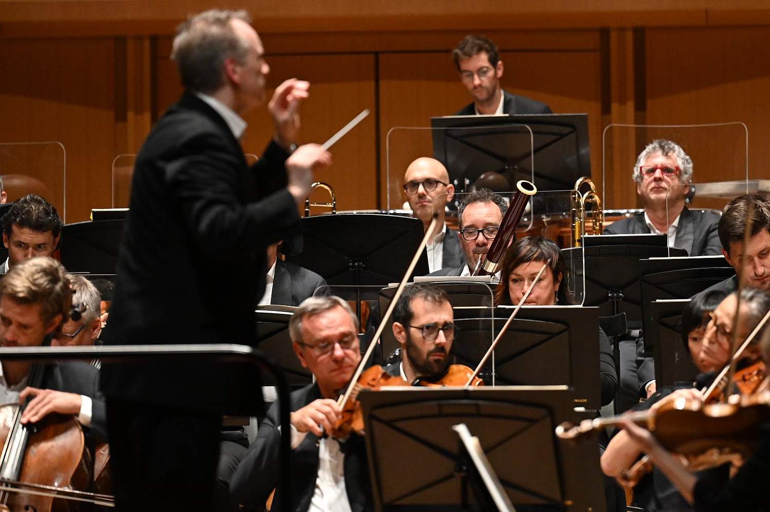 The Orchestre de la Suisse Romande on tour at the Aichi Concert Hall in Nagoya with violinist HIMARI and conductor Jonathan Nott