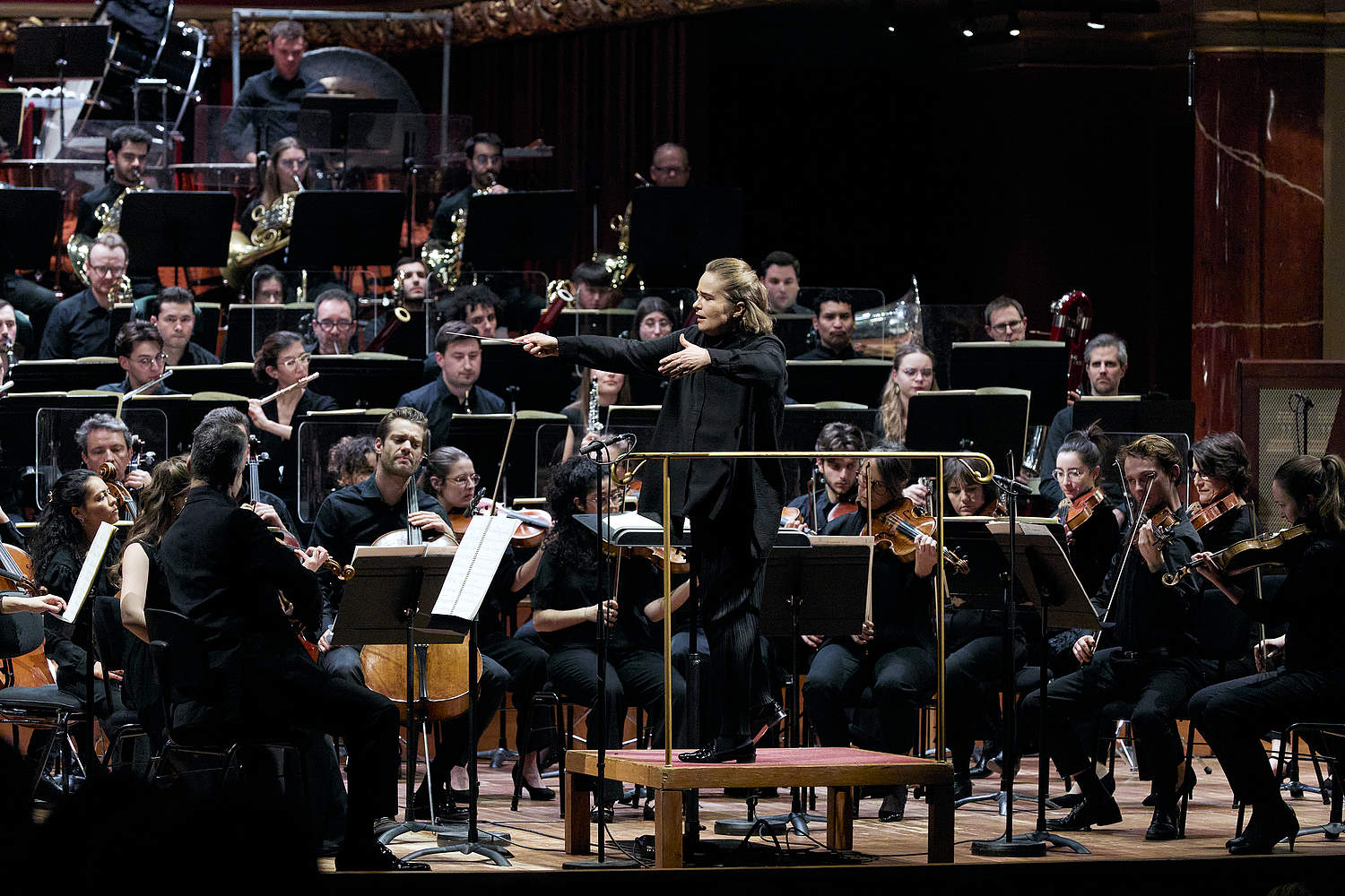 Eva Ollikainen en pleine direction de la Symphonie N° 6 de Mahler sur la scène du Victoria Hall, avec l'orchestre de la Haute école de musique de Genève et l'Orchestre de la Suisse Romande