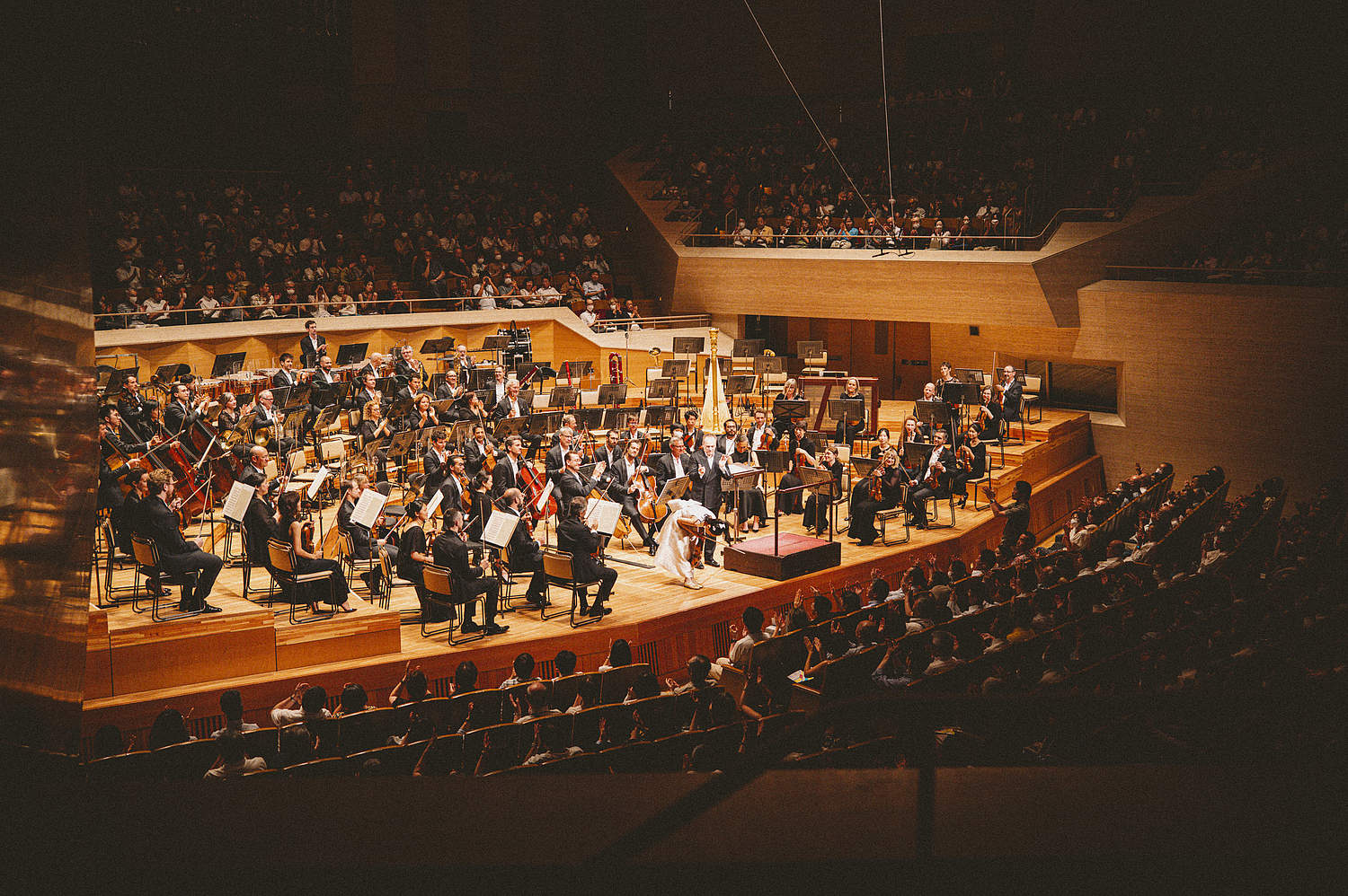 The Orchestre de la Suisse Romande on tour at the Suntory Hall in Tokyo with violinist HIMARI and conductor Jonathan Nott