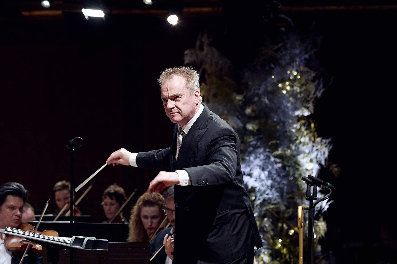Concert de l'an des Amis de l'Orchestre de la Suisse Romande sous la direction de Jonathan Nott, directeur musical et artistique de l'OSR