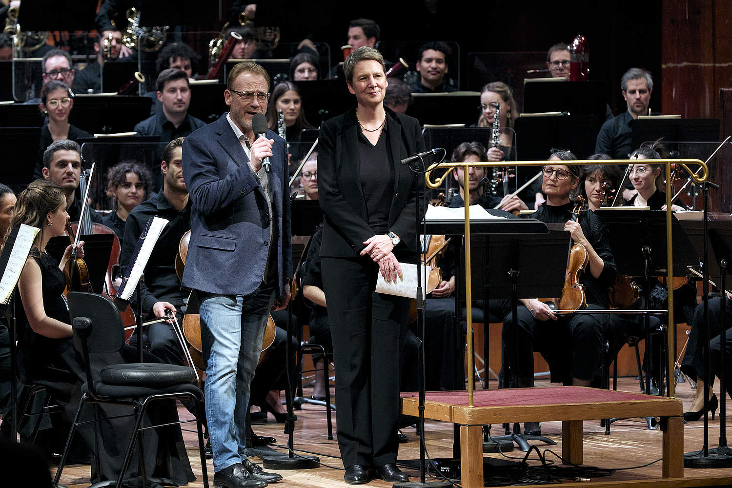Discours de Steve Roger, directeur général de l'OSR et de Béatrice Zawodnik, directrice générale de la HEM Genève, sur la scène du Victoria Hall lors du concert du 10 décembre avec l'Orchestre de la Suisse Romande et la cheffe Eva Ollikainen