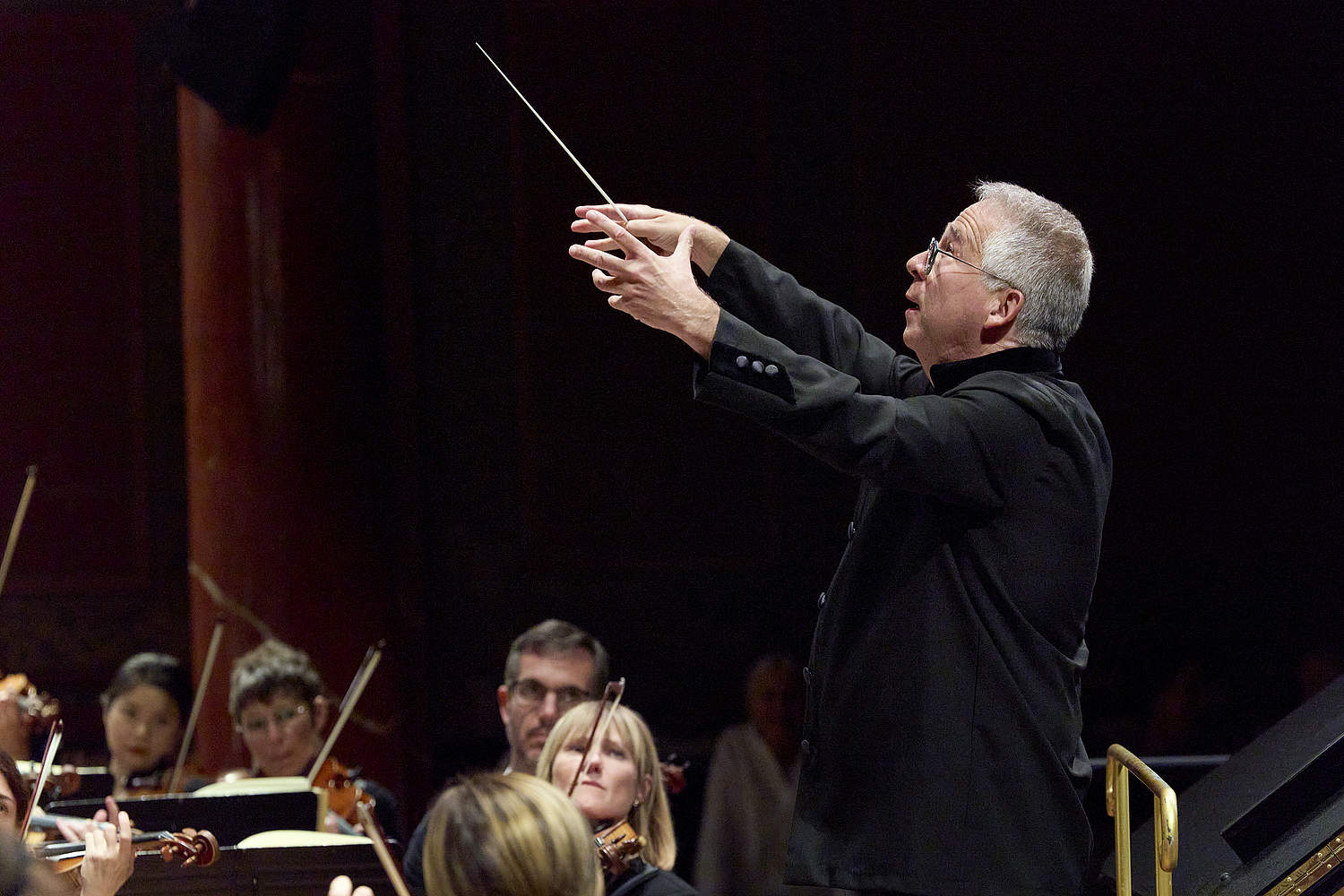 Le chef d’orchestre Bertrand de Billy dirigeant la Turangalîla-Symphonie d’Olivier Messiaen lors d’un concert symphonique avec le pianiste Kit Armstrong, l’ondiste Martenot Cécile Lartigau et l’Orchestre de la Suisse Romande au Victoria Hall de Genève.