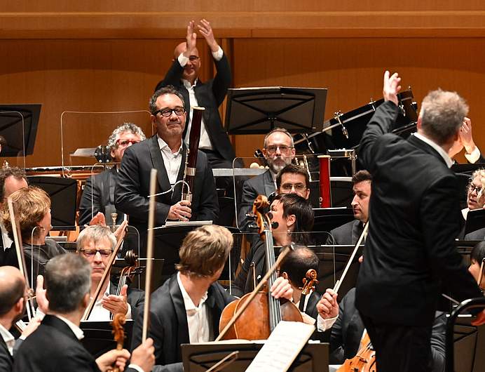 The Orchestre de la Suisse Romande on tour at the Aichi Concert Hall in Nagoya with violinist HIMARI and conductor Jonathan Nott