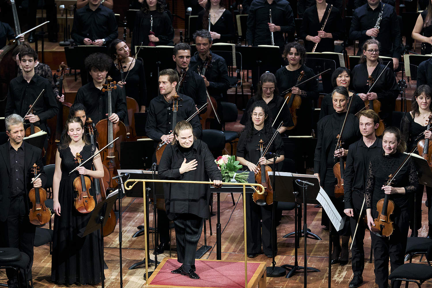 Salut de la cheffe Eva Ollikainen, de l'Orchestre de la Suisse Romande et de l'orchestre de la Haute école de musique de Genève à l'issue de la sixième symphonie de Mahler, donné le 10 décembre au Victoria Hall de Genève