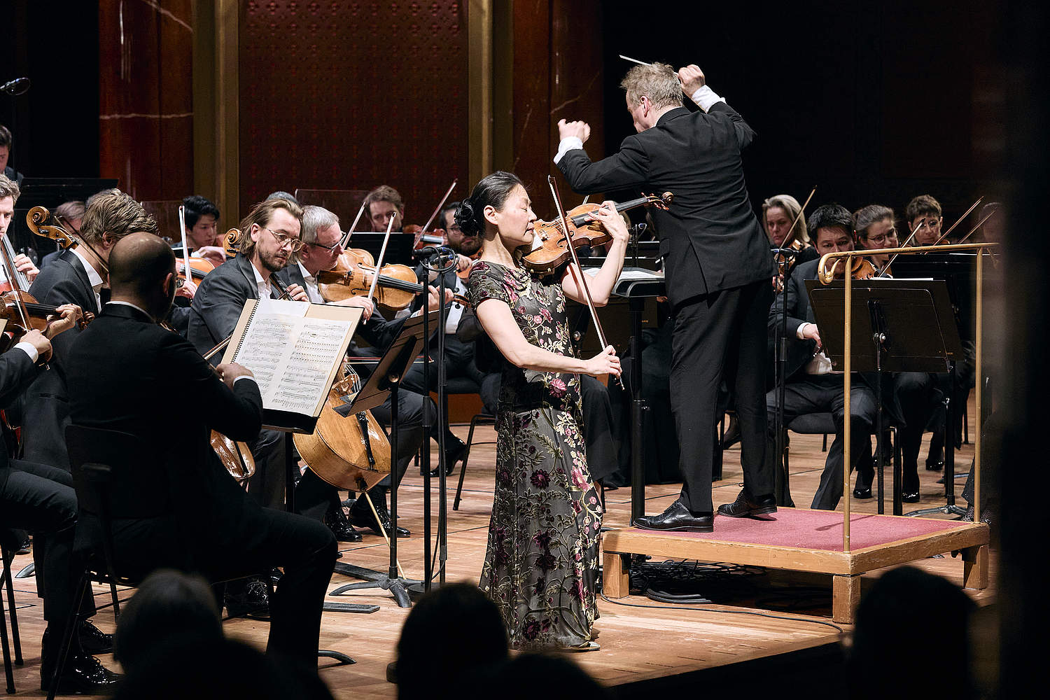 La violoniste japonaise Midori jouant le Concerto pour violon en ré mineur de Sibelius, lors d'un concert au Victoria Hall de Genève avec l'Orchestre de la Suisse Romande et le chef d'orchestre Jonathan Nott