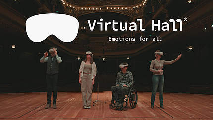 Quatre personnes essayent un Meta Quest (casque VR) et l'application de réalité virtuelle Virtuall Hall, développé par Cybel'Art et l'Orchestre de la Suisse Romande