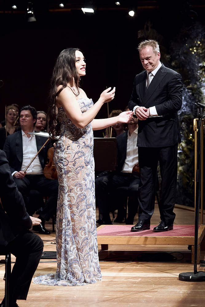 La soprano Juliana Grigoryan en pleine performance sur scène avec le chef d'orchestre Jonathan Nott lors du concert de l'an des Amis de l'Orchestre de la Suisse Romande